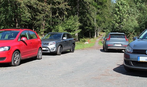 Durch Waldbesucher zugeparkte Forstwege behindern immer wieder die Einsatzkr&auml;fte: Hier f&auml;hrt kein Feuerwehrfahrzeug zum Brandherd (Foto: Ina S&auml;nger)