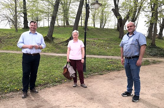 v.l. Landtagsabgeordneter Stefan Schard (CDU); Vereinsmitglied Katrin Fischer; B&uuml;rgermeister Steffen Gr&ouml;bel (Foto: CDU Pressestelle Stefan Schard)