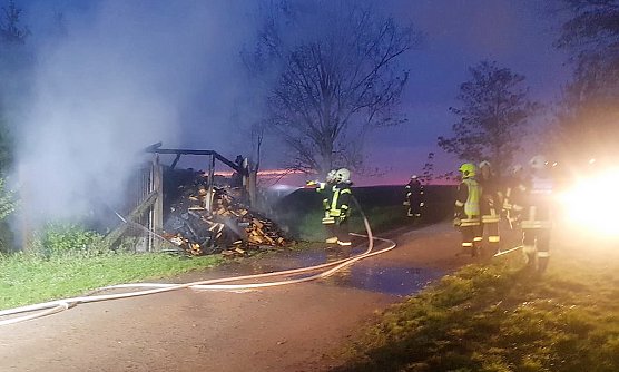 Feuer am fr&uuml;hen Morgen in Feldengel (Foto: S.Dietzel)