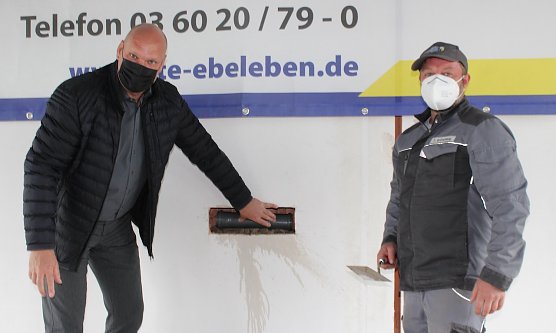 Grundsteinlegung am G&ouml;ldner v.l. Steffen Grimm (B&uuml;rgermeister der Stadt Sondershausen); Thomas Gr&uuml;neberg (Polier). (Foto: Eva Maria Wiegand)