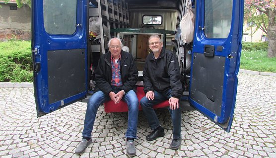 Hans-Joachim B&uuml;chner und Andreas Schm&ouml;lling am Transportfahrzeug mit dem Bahnsteigh&auml;uschen. (Foto: A.Schm&ouml;lling)