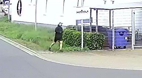 Gesuchter mutma&szlig;licher T&auml;ter auf &Uuml;berwachungsvideo (Foto: LKA Th&uuml;ringen)