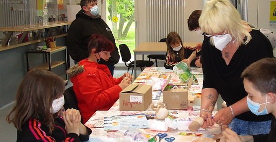 Basteln mit Frau Unverricht im Freizeitzentrum Artern (Foto: Janet Haselhuhn )