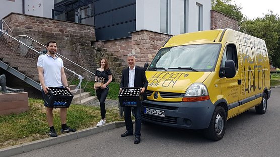v.l. Vanessa Vollrath (Mitarbeiterin in der Tourist-Information);   J&ouml;rg Kirchner (Erfurter Braumanufaktur); Jens L&uuml;decke (Gesch&auml;ftsf&uuml;hrer der Kur & Tourismus GmbH Bad Frankenhausen). (Foto: Kur & Tourismus GmbH Bad Frankenhausen)