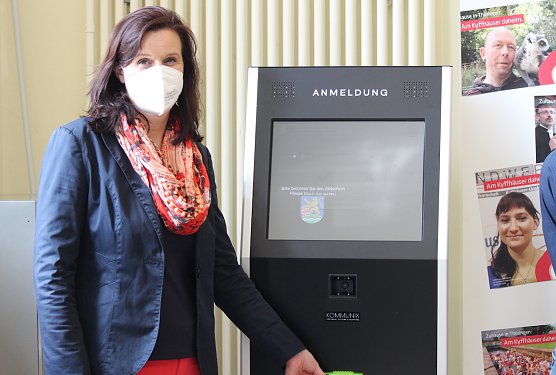 Landr&auml;tin Antje Hochwind-Schneider mit neuem Terminal (Foto: Eva Maria Wiegand)