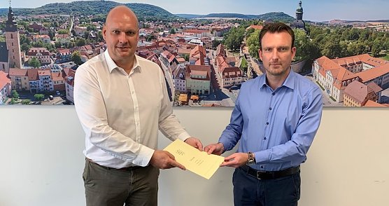 v.l. B&uuml;rgermeister von Sondershausen Steffen Grimm; Mike Schielke, der Betreiber der Bebraer Teiche mit unterzeichnetem Erbbaupachtvertrag (Foto: Stadtverwaltung Sondershausen)