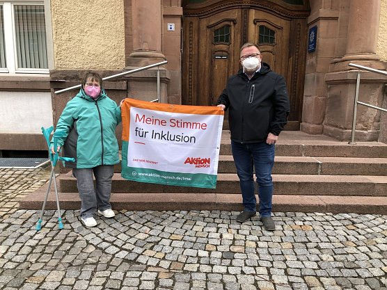 v.l.Ina Römer, Bürgermeister Torsten Blümel (Foto: VdK Ortsverband Artern) v.l.Ina Römer, Bürgermeister Torsten Blümel (Foto: VdK Ortsverband Artern)