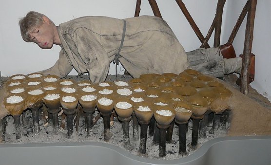 Nachbau eines Salzofens (Foto: ArGe Drei Länder Ein Weg - Karstwanderweg Südharz ) Nachbau eines Salzofens (Foto: ArGe Drei Länder Ein Weg - Karstwanderweg Südharz )