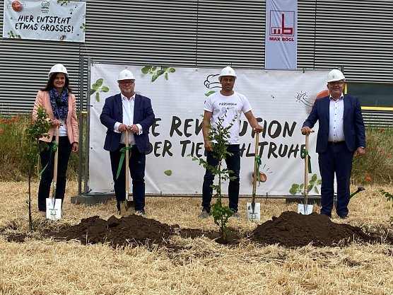 Spatenstich in Artern: Landr&auml;tin Antje Hochwind, Arterns B&uuml;rgermeister Torsten Bl&uuml;mel, Gesch&auml;ftsf&uuml;hrer Christoph Schramm und Johann Braun, Vorstand vom Bauunternehmen Max B&ouml;gl (Foto: Gustav Gustavo)