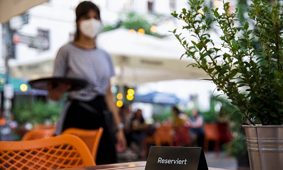 Servicekraft h&auml;nderingend gesucht: Viele Hotels und Gastst&auml;tten finden aktuell kein Personal � weil w&auml;hrend der Lockdowns ein gro&szlig;er Teil der Besch&auml;ftigten die Branche verlassen hat. Die Gewerkschaft NGG fordert, die Arbeit im Gastgewerbe attraktiver zu machen. (Foto: NGG)