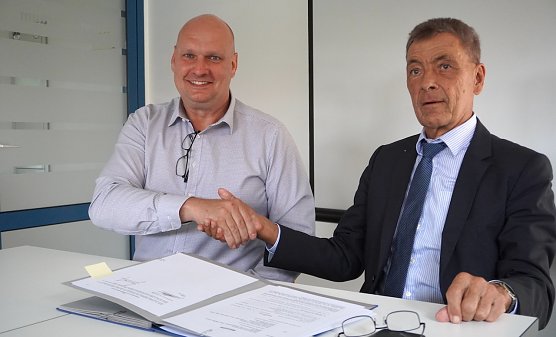 v.l. B&uuml;rgermeister Steffen Grimm; Bernd Schultheis (Foto: Alexander Strien)