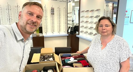 v.l Christian Jarzombski (Gesch&auml;ftsf&uuml;hrer Augenoptik Artern); Sandra Blunk (D&uuml;ne Sondershausen) (Foto: D&uuml;ne Sondershausen)