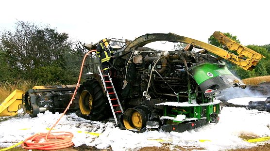 Großhäcksler am Windpark Helbedündorf total ausgebrannt (Foto: Silvio Dietzel) Großhäcksler am Windpark Helbedündorf total ausgebrannt (Foto: Silvio Dietzel)