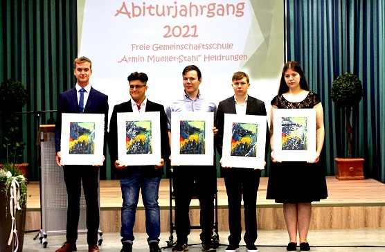 v.l. Hans, Oscar, Torsten, Jakob und Lena, Absolventen bei der Zeugnis&uuml;bergabe (Foto: Sarah Krau&szlig;pe)