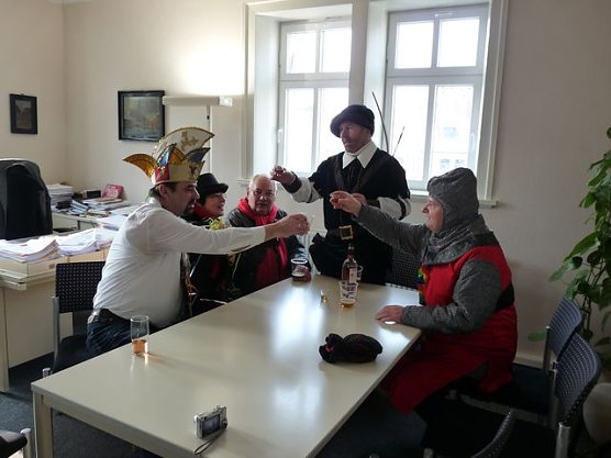 Erst&uuml;rmung Rathaus (Foto: Karl-Heinz Herrmann)