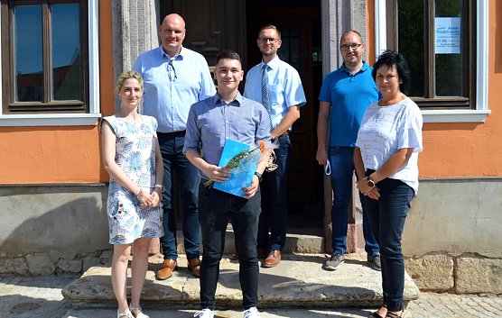 v.l.hinten B&uuml;rgermeister Steffen Grimm; Verwaltungsleiter Stefan Aschenbrenner;  Personalratsvorsitzender Sebastian Staudter. Vorne .v.l  Personalleiterin Diana K&ouml;nig; Absolvent Lucas Wagner;  Ausbildungsleiterin Silke Kitscha (Foto: Stadtverwaltung Sondershausen)
