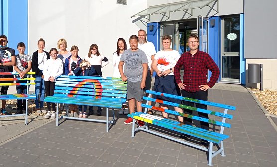 Sch&uuml;lerinnen und Sch&uuml;ler der TGS Oldisleben mit Ihren selbstbemalten B&auml;nken (Foto: TSG Oldisleben)