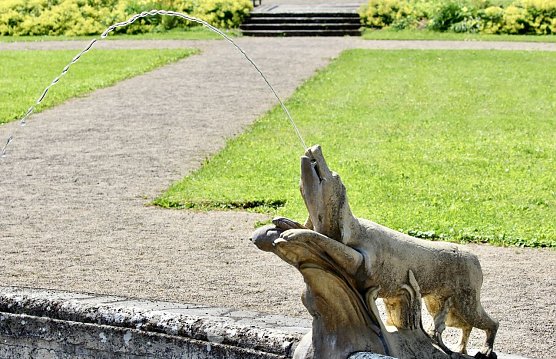 Wasserspeiender Hund im Schlosspark Ebeleben (Foto: Eva Maria Wiegand)