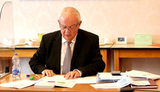 Dr. Thiele in der Funktion des Wahlleiters im Kreiswahlausschuss. Nach drei&szlig;ig Jahren das letzte Mal (Foto: Eva Maria Wiegand)