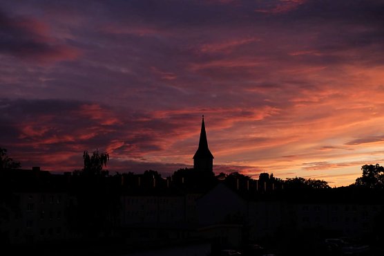 Unser Wetterbild kommt heute von Fotograf Peter Blei der den Nordh&auml;user Petri-Turm im Abendrot festgehalten hat (Foto: Peter Blei)