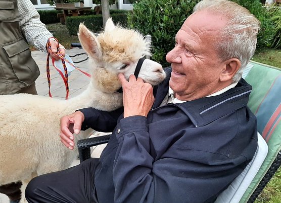 Herr Ziller freut sich &uuml;ber tierischen Besuch in der AWO Seniorenresidenz in Sondershausen (Foto: AWO Sondershausen)
