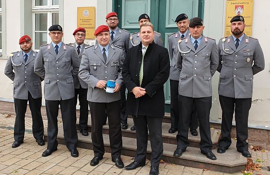 B&uuml;rgermeister Matthias Strejc unterst&uuml;tz die Kriegsgr&auml;berhilfe.  (Foto: Stadtverwaltung Bad Frankenhausen)