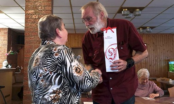 Christa Gro&szlig; bedankte sich bei Olaf Schimmelpfennig f&uuml;r die vielen sch&ouml;nen Eindr&uuml;cke und Berichte mit einem kleinen Geschenk (Foto: T. Leipold)