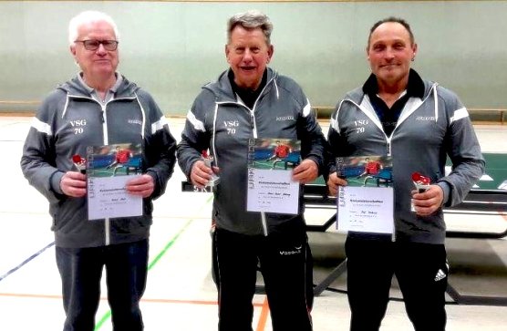 Die VSG Spieler entf&uuml;hrten 3 Pokale und wurden Kreismeister in der  AK &uuml; 55 durch Ralf, in der AK &uuml; 75 Hans- Reiner und in der AK &uuml; 80 Harry. Damit sind sie f&uuml;r die Bezirksmeisterschaften in  Bad Langensalza qualifiziert (Foto: Peter M&ouml;bius)