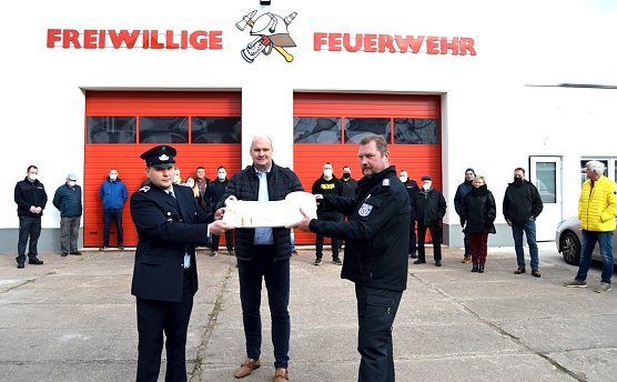 B&uuml;rgermeister Steffen Grimm &uuml;bergibt den Schl&uuml;ssel f&uuml;r das Feuerwehrger&auml;tehaus (symbolisch in Form einer Torte) an den Wehrleiter Mike Grambs (rechts) und Kamerad Marcel Pestel von der Freiwilligen Feuerwehr Stockhausen  (Foto: Stadtverwaltung Sondershausen)