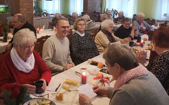 Im Wohnblock IV der Volksolidarit&auml;t feierte man den Jahresabschluss mit G&auml;sten (Foto: T. Leipold)