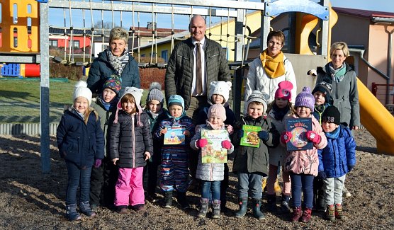 B&uuml;rgermeister Steffen Grimm &uuml;bergibt Geschenke an die Kinder der Kindertagesst&auml;tte Dorfspatzen in Hohenebra. (Foto: P.Zoch)