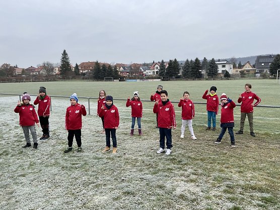 Der Nachwuchs der SG Empor Sondershausen freut sich &uuml;ber die neue Ausr&uuml;stung (Foto: Thomas Weise)