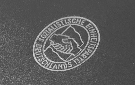 Ausschnitt SED-Mitgliedsbuch (Foto: nnz)