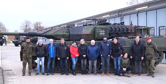 B&uuml;rgermeister Strejc (2.v.r.) besucht Panzerbataillon in Bad Frankenhausen (Foto: Susan Billing)