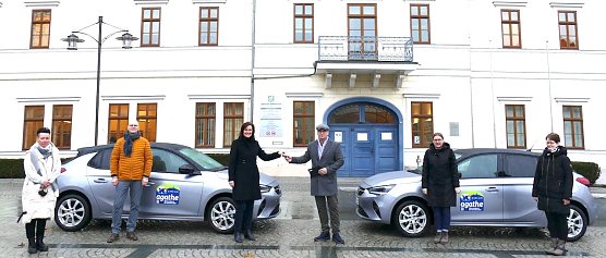 3.v.l. Landr&auml;tin Antje Hochwind-Schneider &uuml;bergibt Fahrzeuge an das AGATHE-Beraterteam (Foto: LRA Sondershausen)