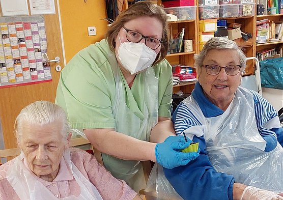 Frau Bl&auml;ttermann(re.), Frau Heise und Frau Knorr (Foto: AWO Seniorenresidenz Udo-Stiemerling-Haus)