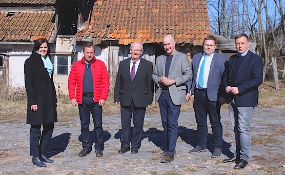 Besichtigung des ehemaligen "Fritzsche Hofs" v.l. Landr&auml;tin Antje-Hochwind-Schneider; Andreas Groppe (Gesch&auml;ftsf&uuml;hrer AGRO Holz Handeln Greu&szlig;en); Dr. Thiele (Verwaltungsleiter LRA Sondershausen);Wolfgang Peter von Ziegenhof Peter; Christoph H&auml;rold (Zust&auml;ndiger f&uuml;r Wirtschaftsf&ouml;rderung und Kreisentwicklung); Torsten Abicht B&uuml;rgermeister in Greu&szlig;en) (Foto: Eva Maria Wiegand)
