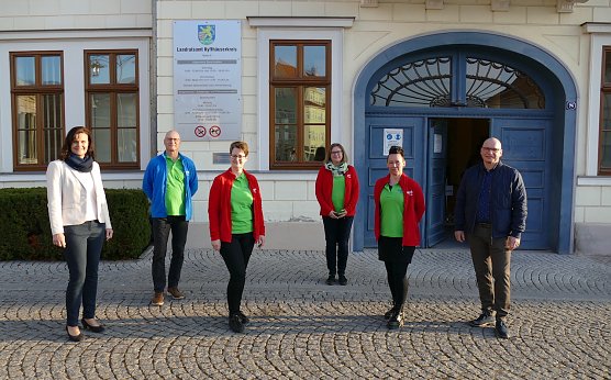 v. li. nach r.: Landr&auml;tin Antje Hochwind-Schneider; AGATHE Mitarbeiterinnen und Mitarbeiter Herr Steffen Klinger; Frau Yvonne Koch; Frau Simone Schmidt; Frau Doreen Gerlach; Herr Thomas Kohlschreiber. (Foto: LRA Kyffh&auml;userkreis)