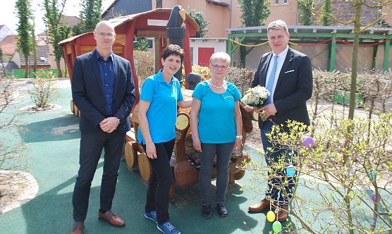 v.r. B&uuml;rgermeister Matthias Strejc ; Kerstin T&ouml;ppe; Katrin Milde; Hauptamtsleiter Thomas Koch  (Foto: Kindervilla Bad Frankenhausen)