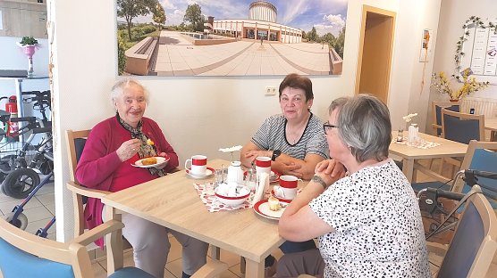 Fr&ouml;hliches Beisammensein am Tag der Offenen T&uuml;r in Barbarossagarten (Foto: Diakonie Novalis)