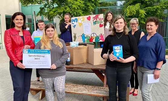 Scheck&uuml;bergabe an die Landr&auml;tin (Foto: Landratsamt)