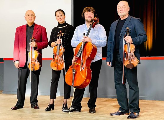 Das Sondersh&auml;user Streichquartett (v.l.): Adrian Liviu Stanciu (Violine); Tereza Simona Luca (Viloa); Sebastian Hennemann (Cello), Radu Stanciu (Violine) konzertieren im Blauen Saal im Sondersh&auml;user Schloss (Foto: Fabian Fromm)