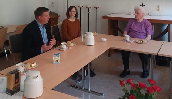 Greu&szlig;ner B&uuml;rgermeister Torsten Abicht besucht mit einer AGATHE-Mitarbeiterin das Frauentreff in der evang. Kirchengemeine Greu&szlig;en (Foto: LRA Kyffh&auml;userkreis)