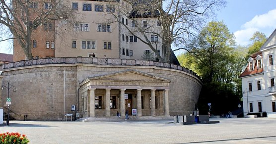 Marktplatz Sobndershausen mit Blick auf das Sondersh&auml;user Schloss (Foto: emw (Archiv))