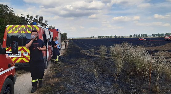 Ersch&ouml;pfte Einsatzkr&auml;fte nach getaner Arbeit (Foto: Feuerwehr Heldrungen/Silvio Dietzel)