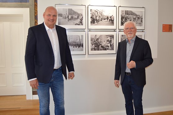  B&uuml;rgermeister Steffen Grimm und Henryk Bies vor den Fotos der Ausstellung im Rathaus. (Foto: Janine Skara)