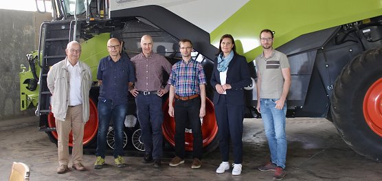 v.l.n.r. Dr. Heinz Ulrich Thiele (Verwaltungsleiter und Pressereferent der LR); Uwe R&ouml;&szlig;ner (Leiter Versuchsstation des Landratsamtes f&uuml;r Landwirtschaft; Dr. Wolfgang Peter (Vorsitzender des Kreisbauernverbandes Kyffh&auml;userkreis), Alexander Thiele ( Au&szlig;endienst Kreisbauernverband); Landr&auml;tin des Kyffh&auml;userkreises Antje Hochwind-Schneider; Martin Tacke (Gesch&auml;ftsf&uuml;hrer Agrarproduktion Hohenebra). (Foto: Eva Maria Wiegand)