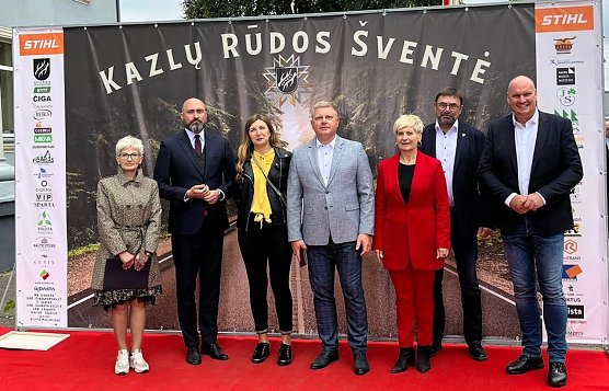 B&uuml;rgermeister Steffen Grimm (rechts), Joachim Kreyer, (2.v.re) und die geladenen B&uuml;rgermeister der drei polnischen Partnerst&auml;dte trafen sich gemeinsam in Kazlu Ruda. (Foto: Stadtverwaltung Sondershausen)