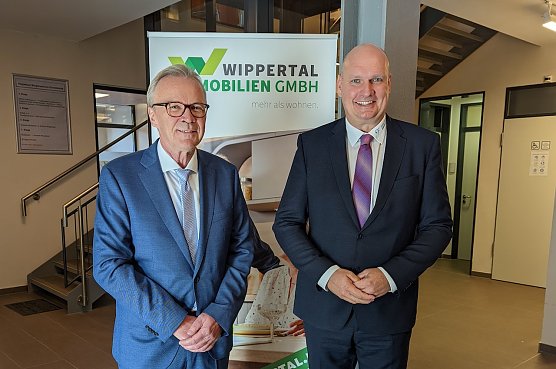 B&uuml;rgermeister Steffen Grimm (re.) dankte Eckhard Wehmeier (li.) f&uuml;r die gute Zusammenarbeit zwischen der Stadt Sondershausen und der Wippertal Wohnungsbau- und Grundst&uuml;cksgesellschaft (Foto: Janine Skara)