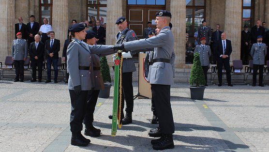 (Archiv) Fahneneid der neuen Rekruten der Bundeswehr am 25. Mai 2022 auf dem Sondersh&auml;user Marktplatz (Foto: Eva Maria Wiegand)